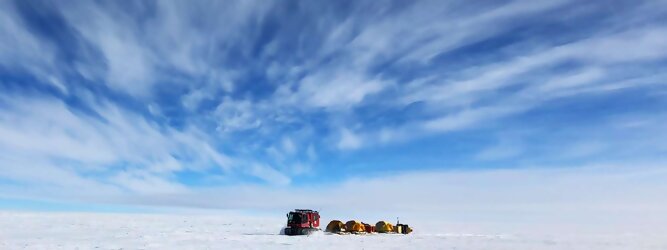 Wellnessurlaub beliebtes Urlaubsziel – Antarktis - Null Bewohner, Millionen Pinguine und feste Dimensionen. Am südlichen Ende der Erde, wo die Sonne nur zwischen Frühjahr und Herbst über dem Horizont aufgeht, liegt der 7. Kontinent, die Antarktis. Riesig, bis auf ein paar Forscher unbewohnt und ohne offiziellen Besitzer. Eine Welt, die überrascht, bevor Sie sie sehen. Deshalb ist ein Besuch definitiv etwas für die Schatzkiste der Erinnerung und allein die Ausmaße dieser Destination sind eine Sache für sich. Du trittst aus deinem gemütlichen Hotelzimmer und es begrüßt dich die warme italienische Sonne. Du blickst auf den atemberaubenden Gardasee, der in zahlreichen Blautönen schimmert - von tiefem Dunkelblau bis zu funkelndem Türkis. Majestätische Berge umgeben dich, während die Brise sanft deine Haut streichelt und der Duft von blühenden Zitronenbäumen deine Nase kitzelt. Du schlenderst die malerischen, engen Gassen entlang, vorbei an farbenfrohen, blumengeschmückten Häusern. Vereinzelt unterbricht das fröhliche Lachen der Einheimischen die friedvolle Stille. Du fühlst dich wie in einem Traum, der nicht enden will. Jeder Schritt führt dich zu neuen Entdeckungen und Abenteuern. Du probierst die köstliche italienische Küche mit ihren frischen Zutaten und verführerischen Aromen. Die Sonne geht langsam unter und taucht den Himmel in ein leuchtendes Orange-rot - ein spektakulärer Anblick.