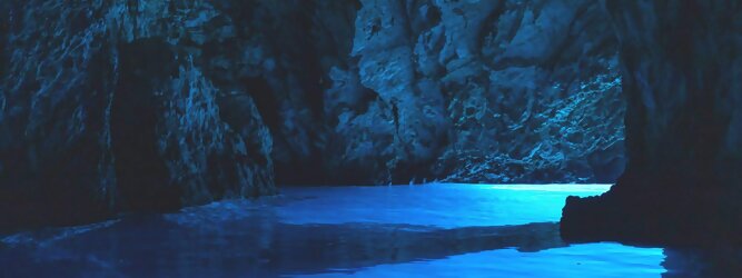 Trip Wellness Urlaub Reisetipps - Die Blaue Grotte von Bisevo in Kroatien ist nur per Boot erreichbar. Atemberaubend schön fasziniert dieses Naturphänomen in leuchtenden intensiven Blautönen. Ein idyllisches Highlight der vorzüglich geführten Speedboot-Tour im Adria Inselparadies, mit fantastisch facettenreicher Unterwasserwelt. Die Blaue Grotte ist ein Naturwunder, das auf der kroatischen Insel Bisevo zu finden ist. Sie ist berühmt für ihr kristallklares Wasser und die einzigartige bläuliche Farbe, die durch das Sonnenlicht in der Höhle entsteht. Die Blaue Grotte kann nur durch eine Bootstour erreicht werden, die oft Teil einer Fünf-Insel-Tour ist.