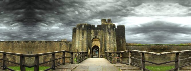Trip Wellness Urlaub Reisetipps - Caerphilly Castle - ein Bollwerk aus dem 13. Jahrhundert in Wales, Vereinigtes Königreich. Mit einem aufsehenerregenden Turm, der schiefer ist wie der Schiefe Turm zu Pisa. Wie jede Burg mit Prestige, hat sie auch einen Geist, „The Green Lady“ spukt in den Gemächern, wo ihr Geliebter den Tod fand. Wo man in Wales oft – und nicht ohne Grund – das Gefühl hat, dass ein Schloss ziemlich gleich ist, ist Caerphilly Castle bei Cardiff eine sehr willkommene Abwechslung. Die Burg ist nicht nur deutlich größer, sondern auch älter als die Burgen, die später von Edward I. als Ring um Snowdonia gebaut wurden.