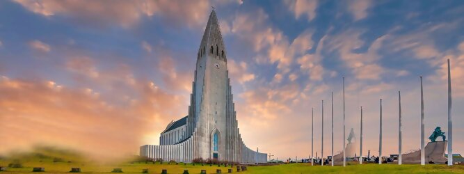 Trip Wellness Urlaub Reisetipps - Hallgrimskirkja in Reykjavik, Island – Lutherische Kirche in beeindruckend martialischer Betonoptik, inspiriert von der Form der isländischen Basaltfelsen. Die Schlichtheit im Innenraum erstaunt, bewegt zum Innehalten und Entschleunigen. Sensationelle Fotos gibt es bei Polarlicht als Hintergrundkulisse. Die Hallgrim-Kirche krönt Islands Hauptstadt eindrucksvoll mit ihrem 73 Meter hohen Turm, der alle anderen Gebäude in Reykjavík überragt. Bei keinem anderen Bauwerk im Land dauerte der Bau so lange, und nur wenige sorgten für so viele Kontroversen wie die Kirche. Heute ist sie die größte Kirche der Insel mit Platz für 1.200 Besucher.
