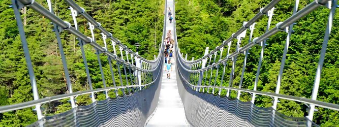 Trip Wellness Urlaub Reisetipps - highline179 - Die Brücke BlickMitKick | einmalige Kulisse und spektakulärer Panoramablick | 20 Gehminuten und man findet | die längste Hängebrücke der Welt | Weltrekord Hängebrücke im Tibet Style - Die highline179 ist eine Fußgänger-Hängebrücke in Form einer Seilbrücke über die Fernpassstraße B 179 südlich von Reutte in Tirol (Österreich). Sie erstreckt sich in einer Höhe von 113 bis 114 m über die Burgenwelt Ehrenberg und verbindet die Ruine Ehrenberg mit dem Fort Claudia.