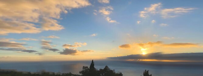 Trip Wellness Urlaub Reiseideen Pauschalreise - La Palma macht ihrem Beinamen, die Schöne, alle Ehre. Das Kleinod im Atlantik erstrahlt in sattem Grün, verziert mit hübschen landestypischen Villen in den weit gestreuten Dörfern, eingerahmt von weichen Wellen des dunkelblauen atlantischen Ozeans, am Himmel ziehen malerische Formationen, bauschiger weißer Schäfchenwolken. Eine Bilderbuchidylle zum Verlieben. Die beliebtesten Orte für La Palma Ferien, locken mit besten Angebote für Hotels und Ferienunterkünfte mit Werbeaktionen, Rabatten, Sonderangebote für La Palma Urlaub buchen. Reisedaten eingeben und Hotel Flug Mietwagen Attraktionen Taxis für eine La Palma Reise flexibel buchen. Sollten sich die Pläne ändern, sind viele der Unterkünfte und Zimmer auf La Palma kostenfrei stornierbar.