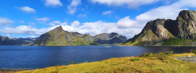 Trip Wellness Urlaub Reisetipps - Die Lofoten Inseln Norwegen – Skandinaviens eiskalte Schönheit fasziniert mit atemberaubenden Nordlichtern und geradezu außerirdisch imposanten Gebirgskulissen. Land der Mitternachtssonne am Polarkreis, ein Paradies für Wanderer, Naturfreunde, Hobbyfotografen und Instagram er/innen. Die Lofoten gehören zu Norwegen und liegen nördlich des Polarkreises. Erfahren Sie hier, was für eine einzigartige Landschaft die Lofoten zu bieten haben und was Sie dort erwartet. Vorsicht akutes Fernweh! Die meisten von Ihnen kennen wahrscheinlich die Lofoten. Man stellt sich malerische Fischerdörfer vor, umgeben von hohen Bergen und tiefblauen Fjorden.