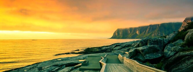 Trip Wellness Urlaub Feriendestination Norwegen – Schwindelfrei auf Preikestolen – die spektakuläre Felskanzel erhebt sich als steile Plateauklippe über dem Lysefjord. Die Aussicht über den Fjord ist atemberaubend, schwindelfrei sein ist Voraussetzung. Es lohnt sich auf jeden Fall, schon mitten in der Nacht aufzustehen, um den magischen Moment des überwältigend schönen Sonnenaufgangs mitzuerleben, grandios wie sich die ersten Sonnenstrahlen in den steilen Felswänden verfangen und die Bergmauern zum Leuchten bringen. Dieser Augenblick inspiriert zur Demut und Dankbarkeit. Die beliebtesten Orte für Ferien in Norwegen, locken mit besten Angebote für Hotels und Ferienunterkünfte mit Werbeaktionen, Rabatten, Sonderangebote für Norwegen Urlaub buchen.