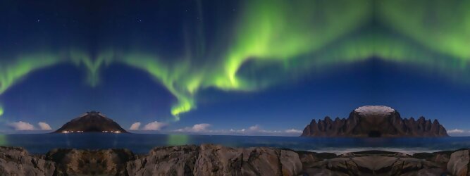 Trip Wellness Urlaub Reisetipps - Polarlichter Norwegen Tromso - Skandinaviens eiskalte Schönheit fasziniert mit atemberaubenden Nordlichtern und geradezu außerirdisch imposanten Gebirgskulissen. Land der Mitternachtssonne am Polarkreis, ein Paradies für Wanderer, Naturfreunde, Hobbyfotografen und Instagram er/innen. Tromsø liegt unter dem sogenannten „Nordpollichtoval“, das den magnetischen Nordpol wie ein Ring oder Gürtel umschließt. Hier wird das Polarlicht auch Aurora Borealis genannt. Aufgrund der Struktur des Erdmagnetfeldes sind sie in dieser Region auch in Zeiten geringer Sonnenaktivität besonders häufig und intensiv zu beobachten.