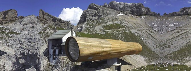 Trip Wellness Urlaub Reisetipps - Das Riesenfernrohr im Karwendel – wie ein gigantischer Feldstecher wurde das Informationszentrum auf die Felskante neben der Bergstation platziert. Hoch über Mittenwald, Bayern erlebt man sensationell faszinierende Ein- und Ausblicke in die alpine Natur und die sensible geschützte Bergwelt Karwendel. Auf 2044m Seehöhe, 1.321m über Mittenwald und oft über dem Wolkenmeer, könnte das Informationszentrum Bergwelt Karwendel nicht eindrucksvoller sein! Und mit der Bergbahn ist es von Mittenwald aus in kurzer Zeit bequem erreichbar.Durch das große Panoramafenster blicken Sie auf Mittenwald und scheinen über der Stadt zu schweben.