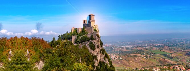 Trip Wellness Urlaub Urlaubsdestination - San Marino – Hol ihn dir – den heißbegehrten Einreise-Stempel von San Marino. Nimm deinen Reisepass, besuche die örtliche Tourismusbehörde, hier wird die kleine Trophäe in dein Reisedokument gestempelt, es sieht gut aus und ist eine supertolle Urlaubserinnerung. Dieses neue Trendy-Reiselust-Souvenir passt ausgezeichnet zu den anderen außergewöhnlichen Stempeln deiner vergangenen Reisen. San Marino ist ein sehr interessanter Zwergstaat, eine Enklave, vollständig von Italien umgeben, eine der ältesten bestehenden Republiken und eines der reichsten Länder der Welt. Die beliebtesten Orte für Ferien in San Marino, locken mit besten Angebote für Hotels und Ferienunterkünfte mit Werbeaktionen, Rabatten, Sonderangebote für San Marino Urlaub buchen.