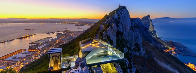 Trip Wellness Urlaub Reisetipps - Ein ehemaliger militärischer Aussichtspunkt, der in eine hochmoderne Glasplattform und einen Gehweg umgewandelt wurde, der einen unvergleichlichen Blick über das Mittelmeer bietet. Ein ununterbrochener 360º-Panorama-Aussichtspunkt, der so spektakulär ist wie nirgendwo sonst auf der Welt. Betreten Sie die 360-Grad-Umgebung und bekommen Sie ein Gefühl für die Freiheit und die Heiterkeit, die Sie beim Skywalk erleben werden. Die Militärgeschichte Gibraltars während des Zweiten Weltkriegs veranschaulicht Gibraltars Position als britische Festung seit dem frühen 18. Während des Zweiten Weltkriegs spielte Gibraltar eine wichtige Rolle sowohl im Atlantic Theatre als auch im Mediterranean Theatre und kontrollierte praktisch den gesamten Seeverkehr in und aus dem Mittelmeer vom Atlantischen Ozean.